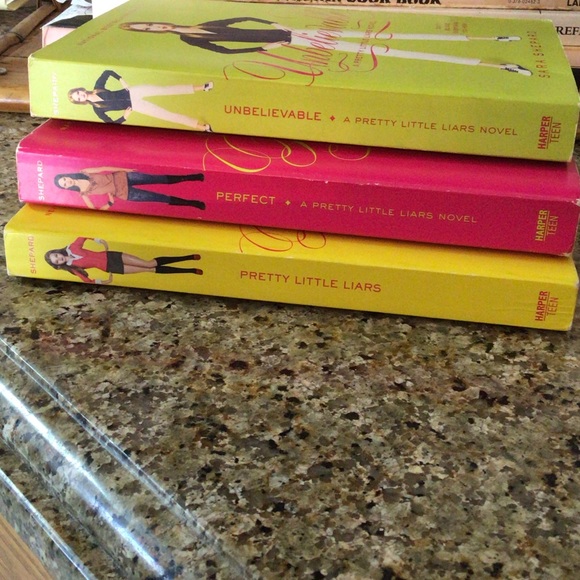 🛍2 for $30🛍Preloved 3 pretty little lair paperback novel book - Picture 3 of 3